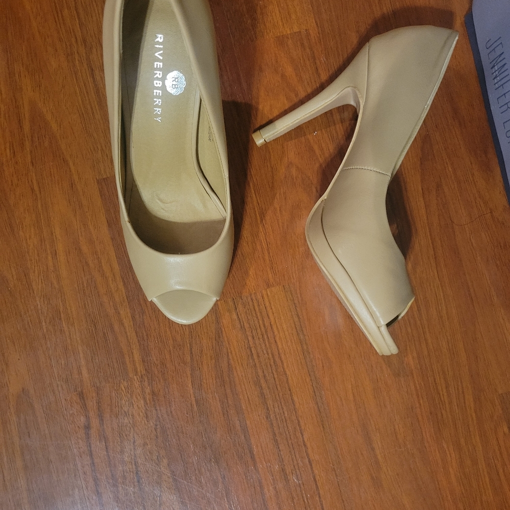 6.5 Tan open toe Riverberry shoes heels